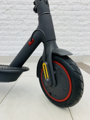 фото Электросамокат Xiaomi M365 Pro Черный (DDHBC02NEB)