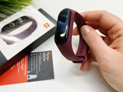 фото Фитнес-браслет Xiaomi Mi Band 4, бордовый