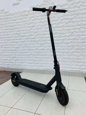 фото Электросамокат Xiaomi M365 Pro Черный (DDHBC02NEB)