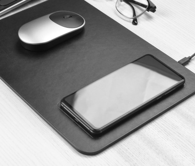 фото Коврик для мыши с беспроводной зарядкой Xiaomi Mi MIIIW Wireless Charger