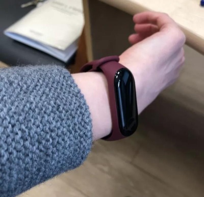фото Фитнес-браслет Xiaomi Mi Band 4, бордовый
